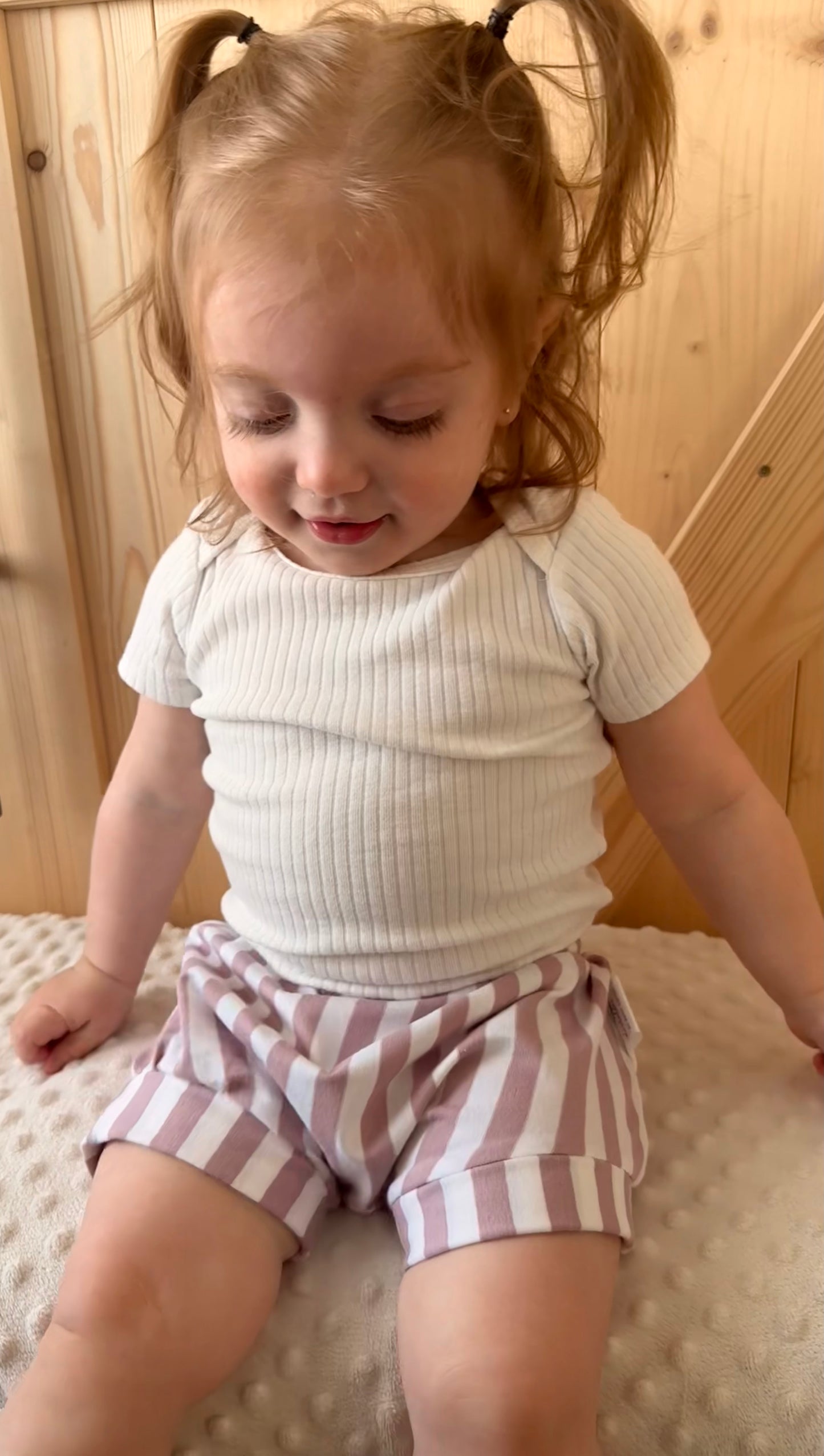 Short évolutif rose ligné