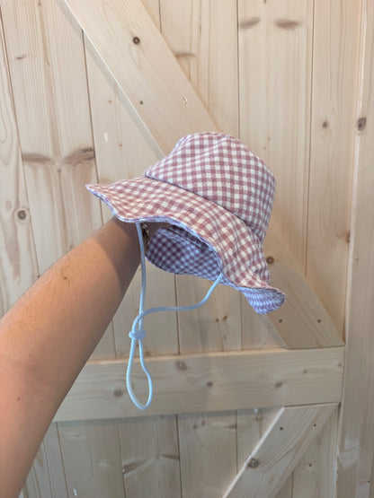 Chapeau à carreaux rose